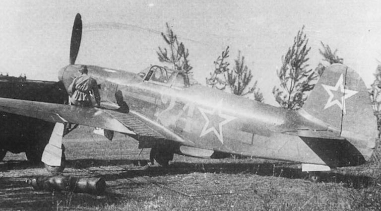 Yak-3 (24 blanc - 18 Gv.IAP - 303 IAD).jpg