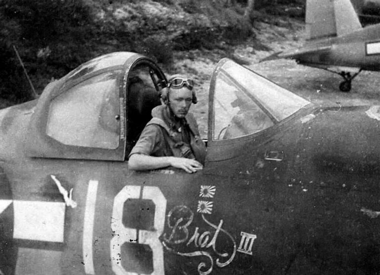 Chance-Vought F4U-1a (18) - VMF-225.jpg
