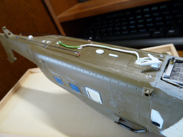 les antennes et les tuyauteries carburant et le support vanne de flux