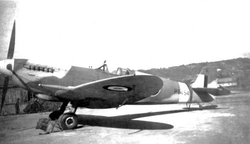 2014-Spitfire-Mk-IX-réceptionné-aux-Mureaux.jpg