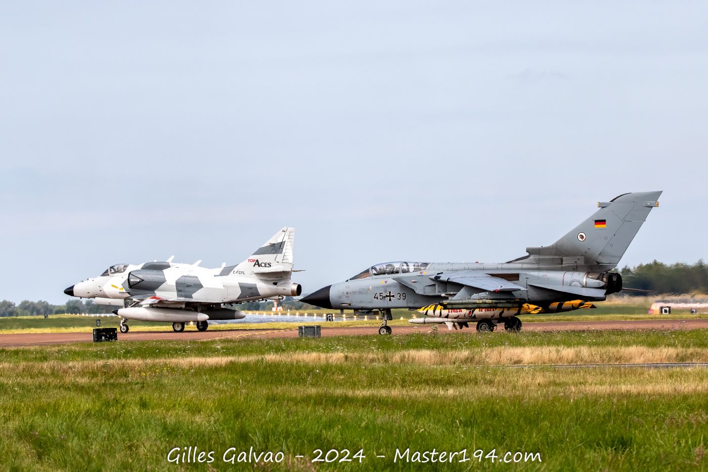 A-4 SKyhawk et Panavia Tornado au roulage.