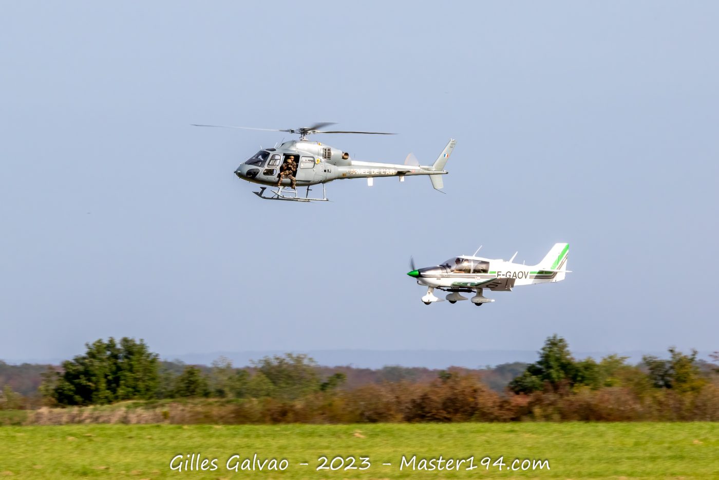 Le Fennec avec son tireur et le DR400 à l'atterrissage