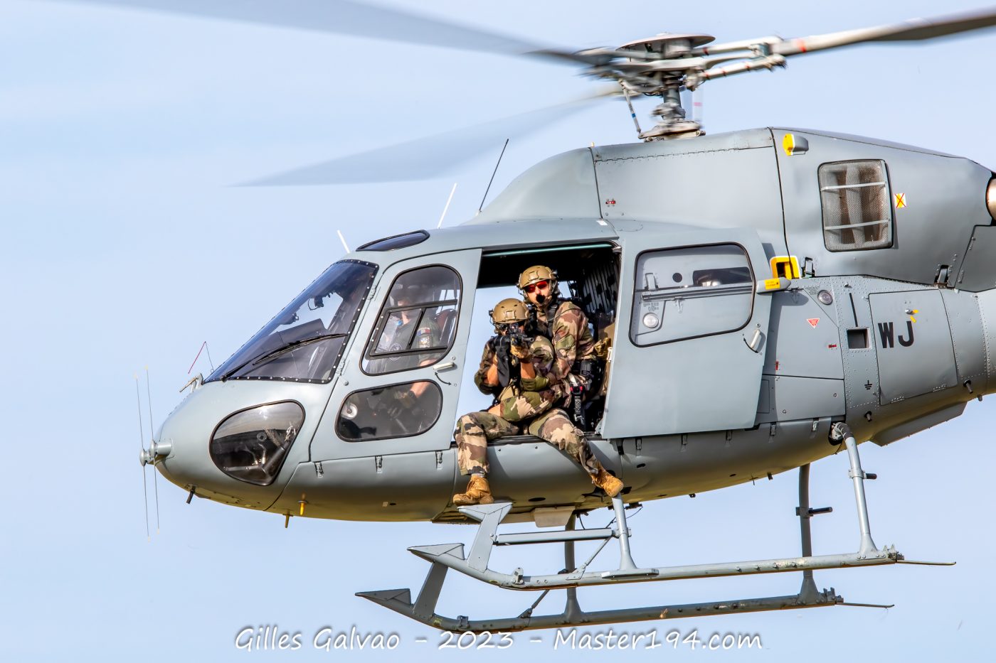 Gros plan sur le tireur à bord de l'AS555 Fennec
